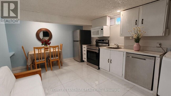 Building Photo - 385 Marybay Crescent