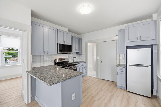 Building Photo - 42 W 47th St