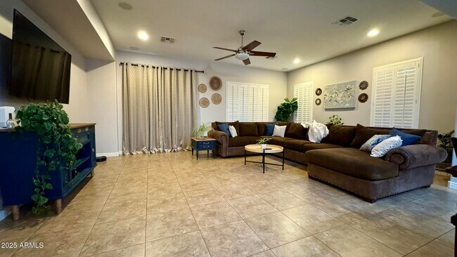 Building Photo - 2531 E Iris Dr
