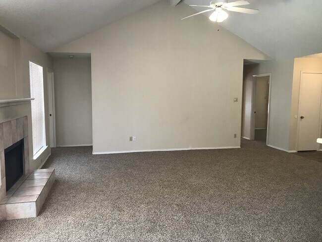 Building Photo - Welcome home to 5022 Cabin Lake!