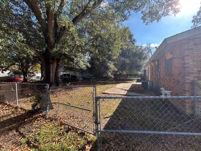 Building Photo - 301 Doc Duhon St