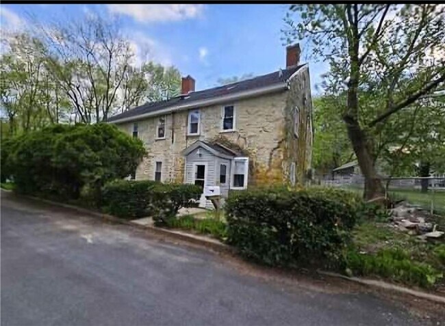 Building Photo - 57 River Rd