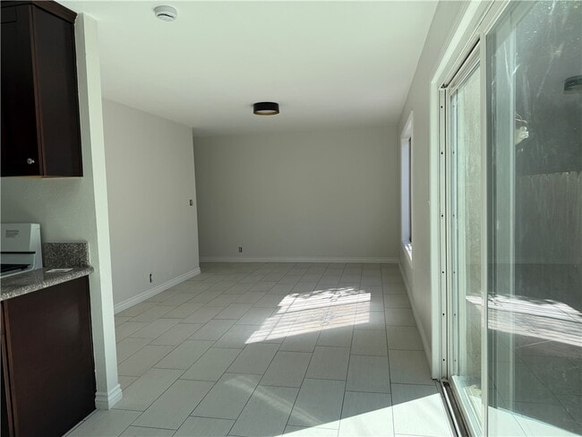 Building Photo - 2052 Lewis Ave