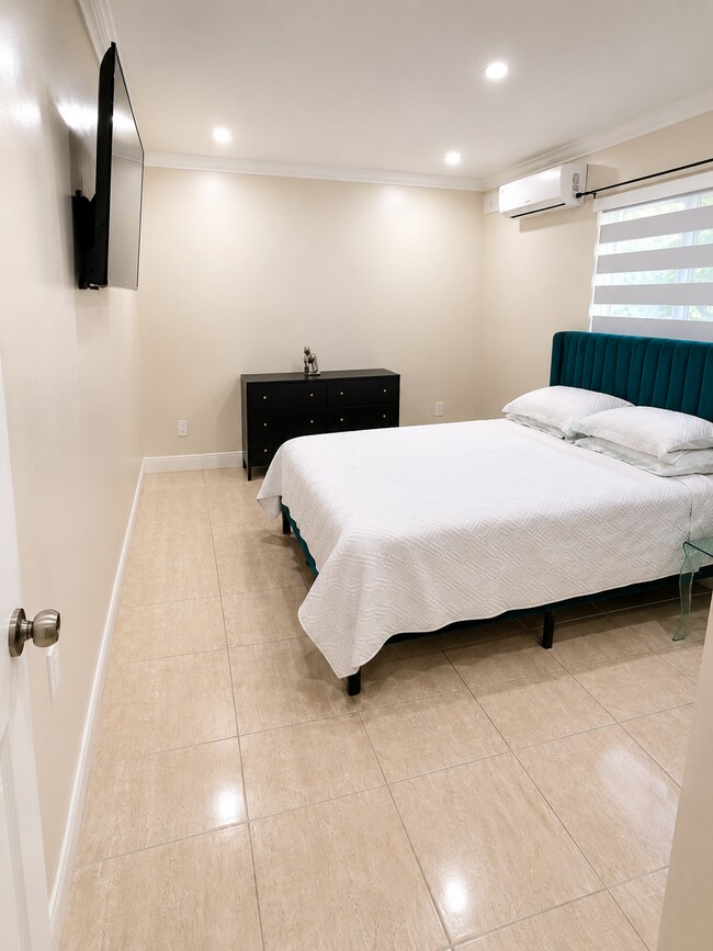 Dormitorio - 13700 N Miami Ave