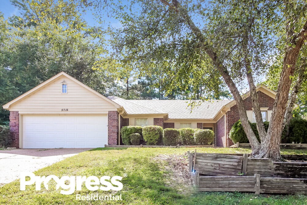Primary Photo - 5715 Riverhead Ave
