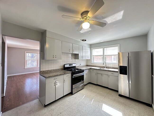 Building Photo - 9056 Lamon Ave