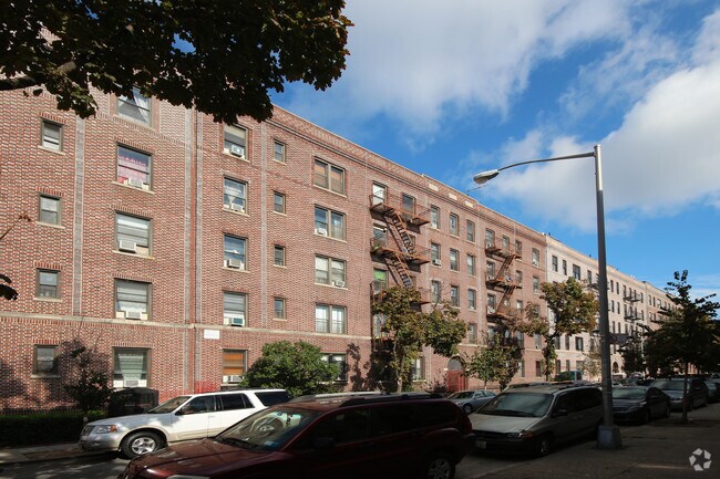Building Photo - 16-15 Putnam Ave