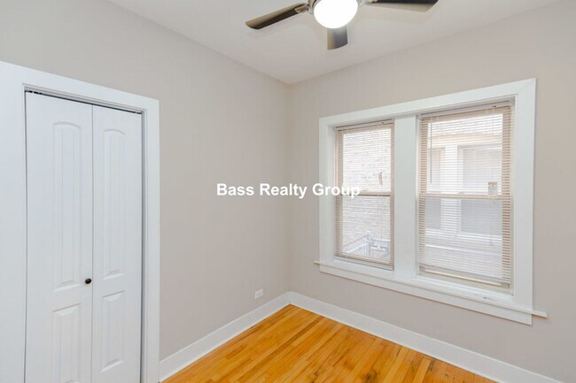 Building Photo - 1335 W Touhy Ave