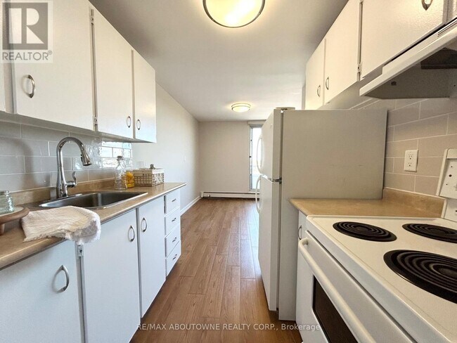 Building Photo - 10 Overlea Dr