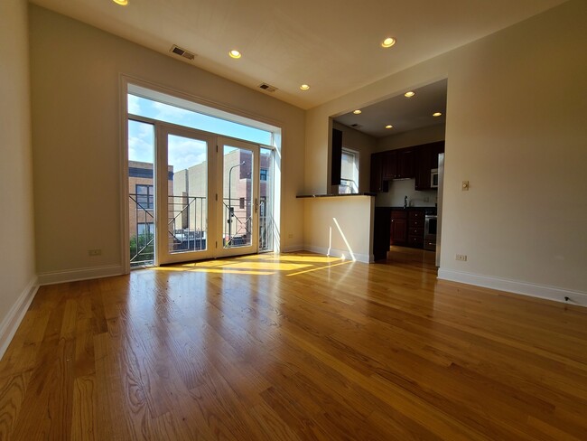 Building Photo - 3339 N Halsted St