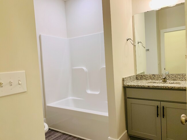 Foto del edificio - Coming soon!!! "Spacious 4-Bed Haven with Granite Elegance in Huntsville’s Heart!"