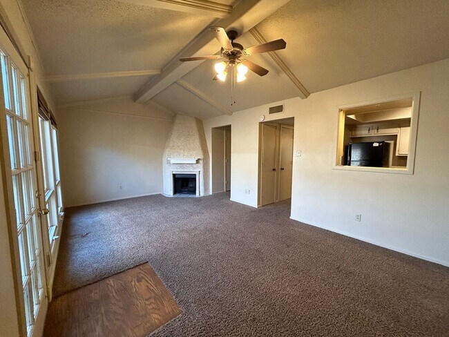 Foto del edificio - Two-Story Townhome Near Marsha Sharp Freew...