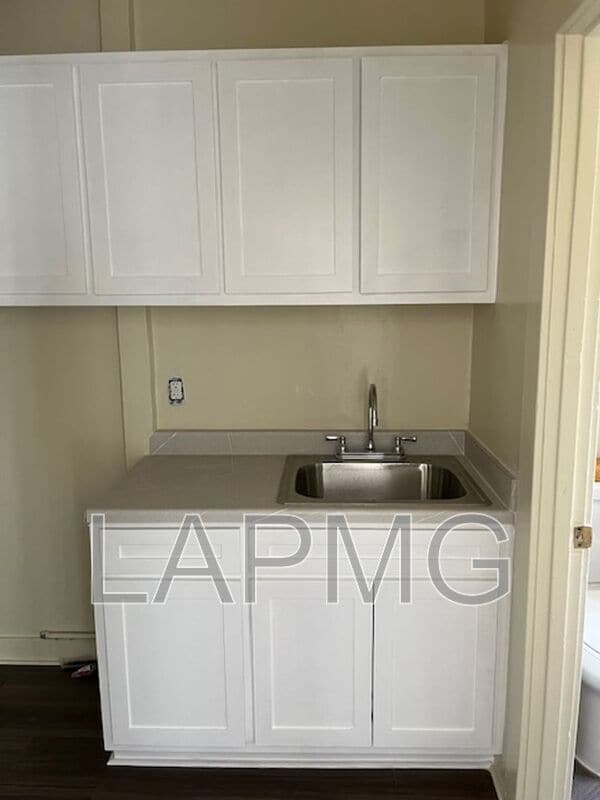 Building Photo - 1614 N Kenmore Ave