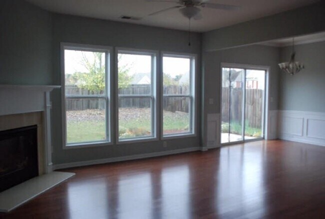 Foto del edificio - 5720 Weddington Dr