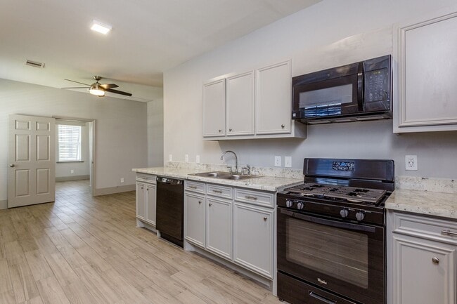 Building Photo - 215 N Milby St