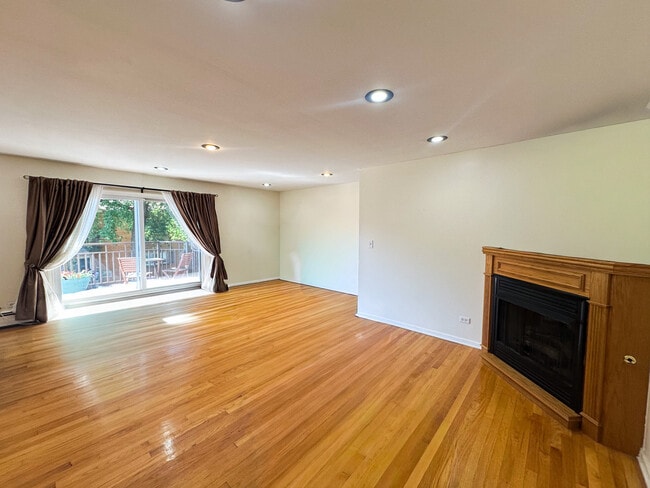 Building Photo - 1529 W Farwell Ave