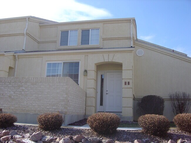 frente de la casa/patio cerrado - 4147 Outlook Blvd