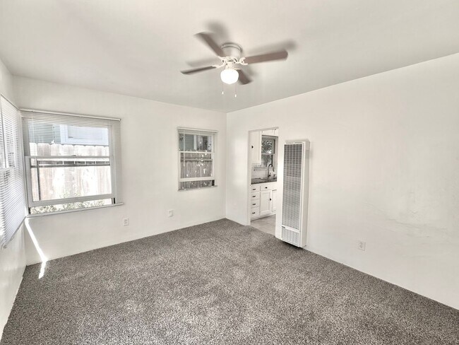 Building Photo - 4826-4832 Del Mar Avenue
