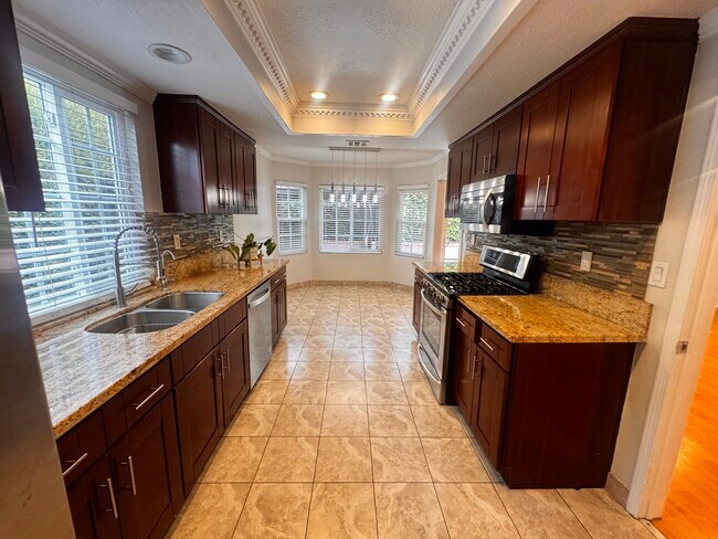 Foto del edificio - 925 Royal Oaks Dr