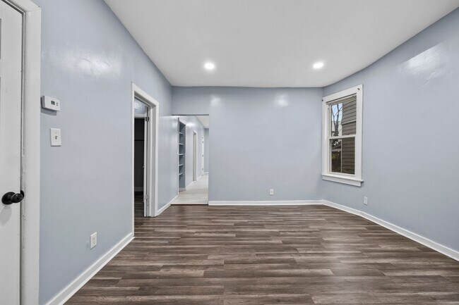 Building Photo - 145 E 31st St