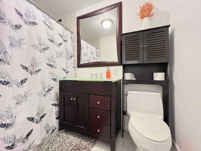 Bathroom - 1340 N Dearborn St