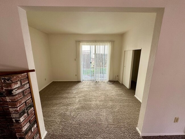 Building Photo - 2 Bedroom 2 Bathroom 2 Story House Walking...