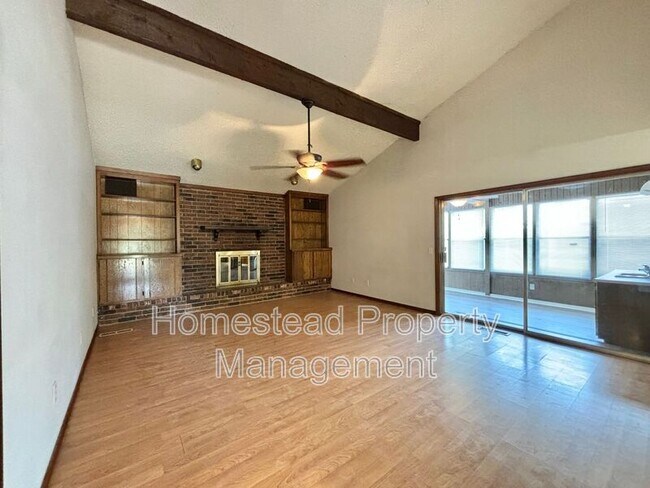 Foto del edificio - 701 N Meadow Ln