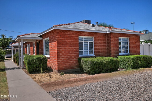 Building Photo - 1923 W Earll Dr