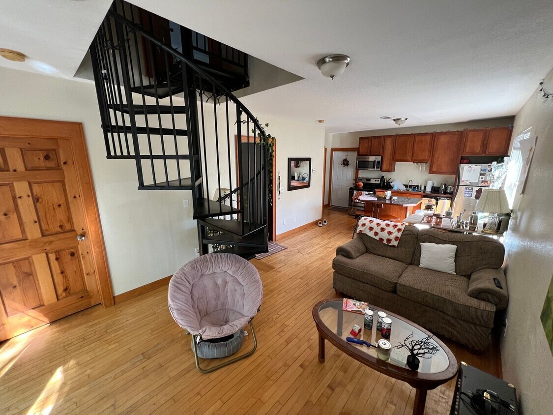 Foto principal - Spacious Two-Bedroom Upper with Lofted Bonus Space on Milwaukee’s Upper East Side