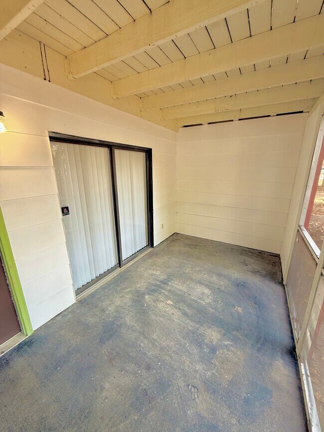 Foto del edificio - Now available! Charming 2 bed / 1 bath condo in a prime Tallahassee location.