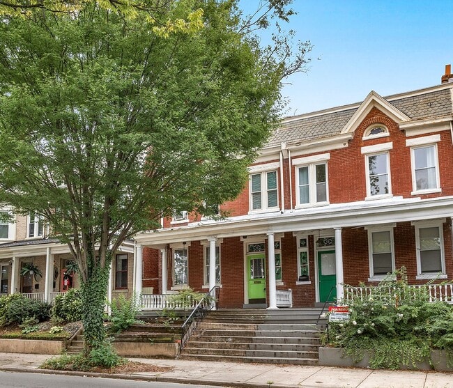 Building Photo - FAN DISTRICT HOME WITH 3 BEDROOMS AND 3 FU...