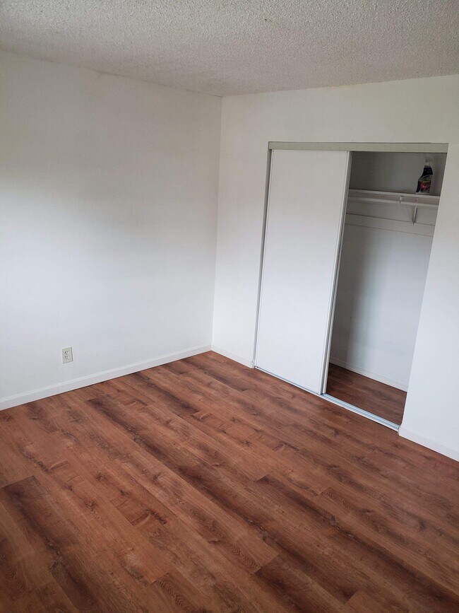 Room 1 - 2114 Peppertree Way