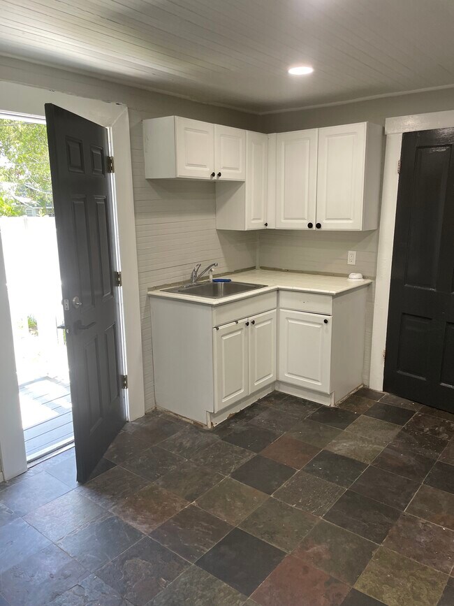 kitchen and door to private yard - 1017 Dartmoor St N