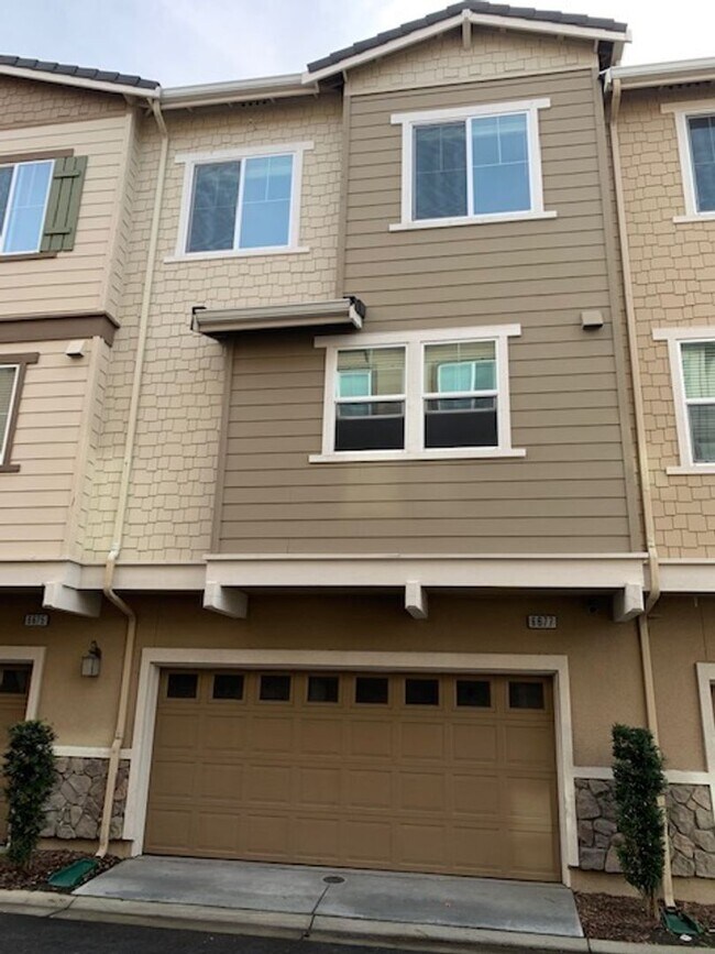 Building Photo - Remodeled Town home in Dublin