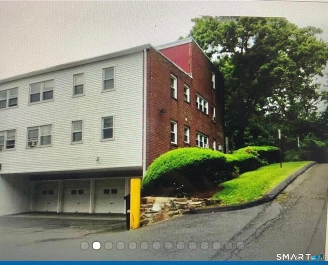 Building Photo - 324 Strawberry Hill Ave