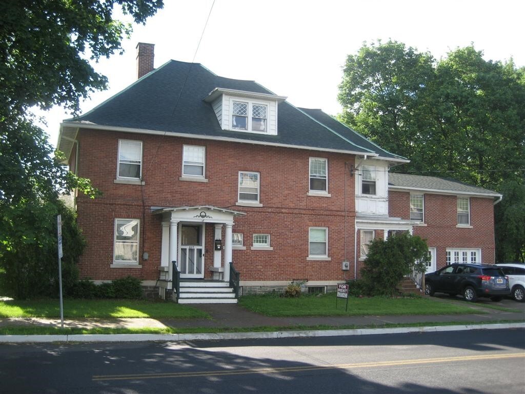 Foto principal - 609 Chenango St