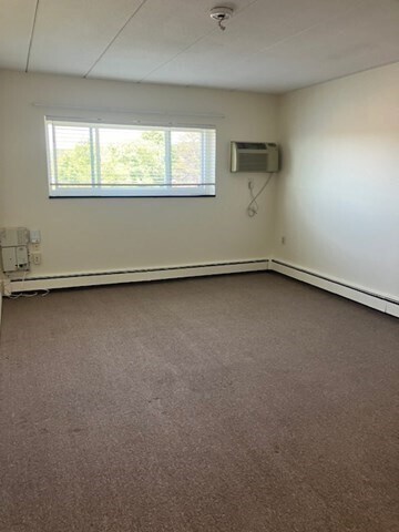 Building Photo - 763 Main St