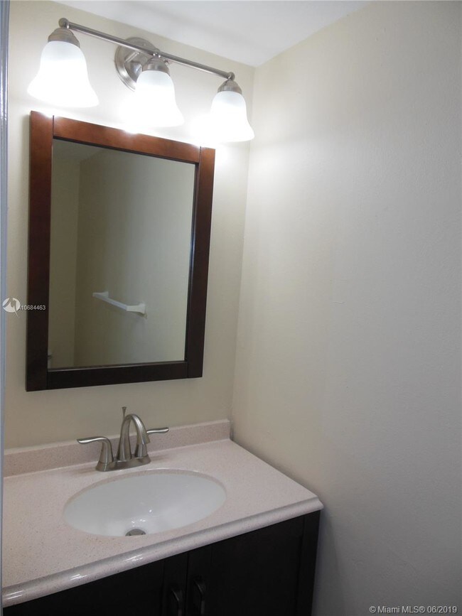 Foto del edificio - 1350 W 53rd St