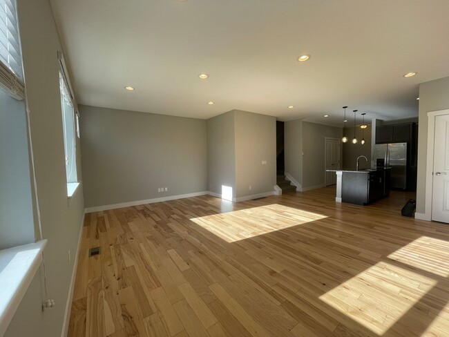 Foto del edificio - Modern, Spacious 4 bedroom townhome with 2...