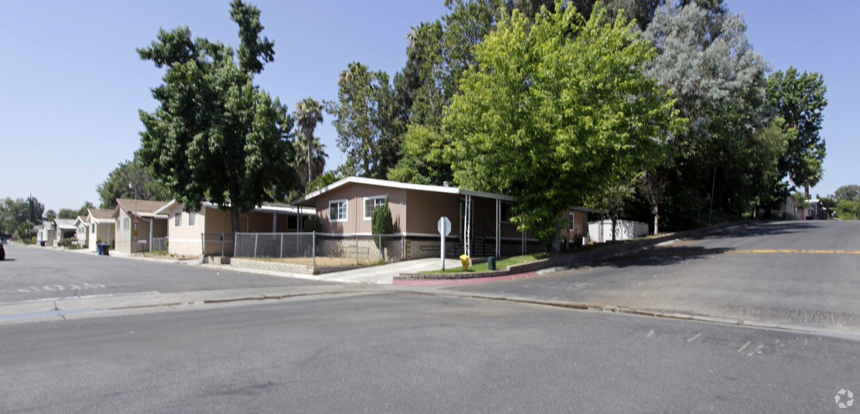 Building Photo - 494 S Macy St