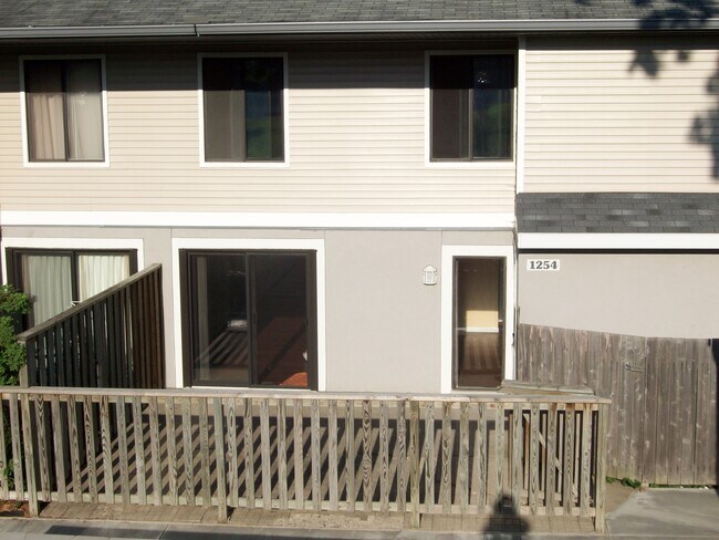 Building Photo - 1254 Landmark Trl N