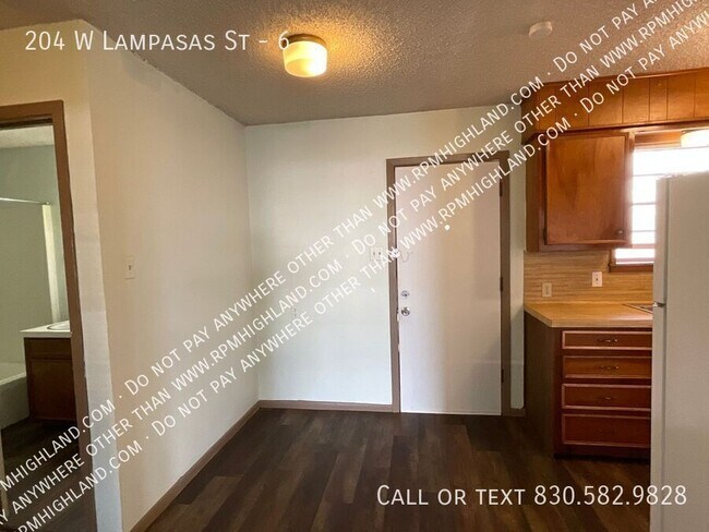 Building Photo - 204 W Lampasas St