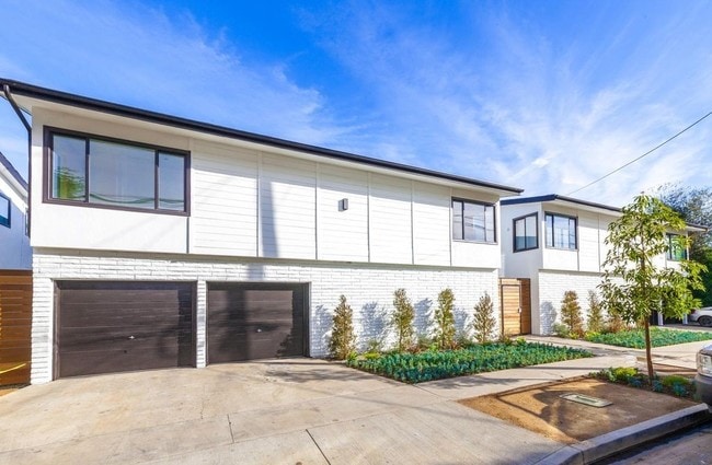 Building Photo - 910-930 Freeman Ave