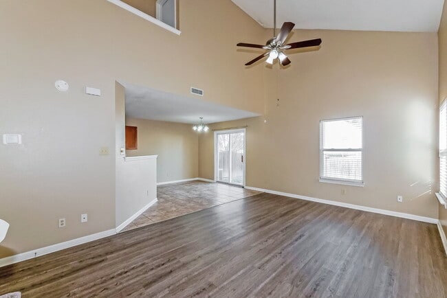 Building Photo - 1107 Crescent Dr