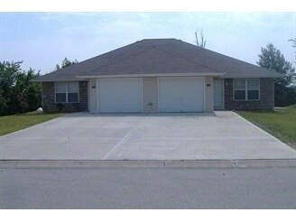 Building Photo - 501-521 NW Woodbury Dr