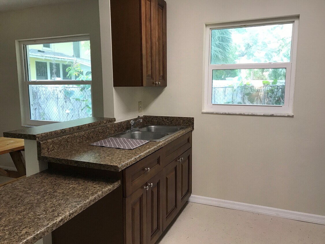 Foto principal - 1552 S Myrtle Ave