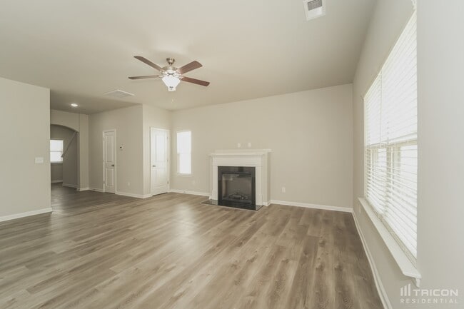 Building Photo - 221 Spring Knoll Dr