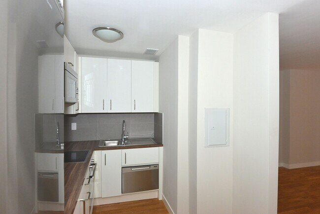 Building Photo - 263 Russell Hill Rd