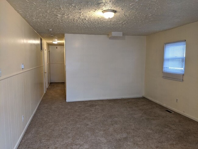 Building Photo - Near East 3BR House