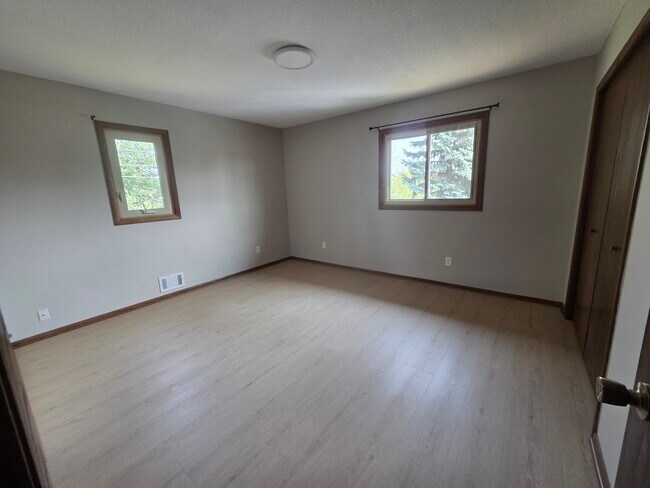 Dormitorio principal en la planta superior - 5800 West Old Shakopee Road